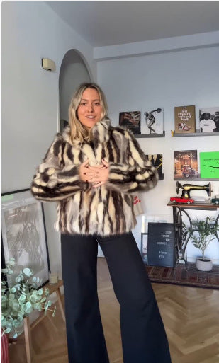 Damen Kurz geschnittene Boxy‑Kunstpelzjacke mit kontrastierendem Fleckenmuster und Standkragen Nord Taschen