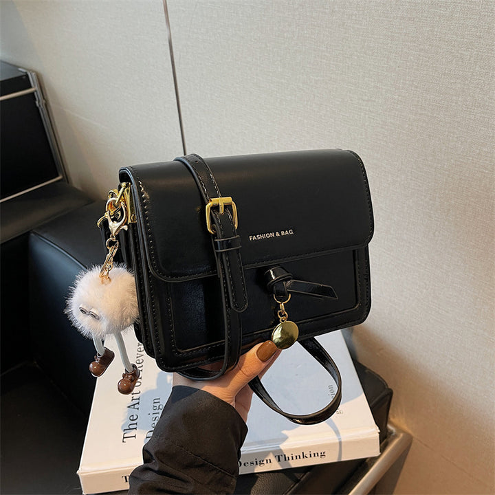 Damen Umhängetasche mit verspieltem Anhänger und elegantem Design Nord Taschen