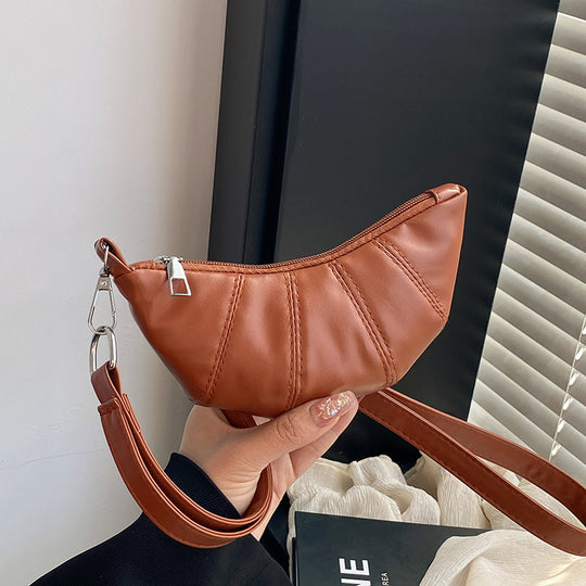 Damen Umhängetasche im modernen Halbmond-Design mit weichem Kunstleder und praktischen Fächern Nord Taschen