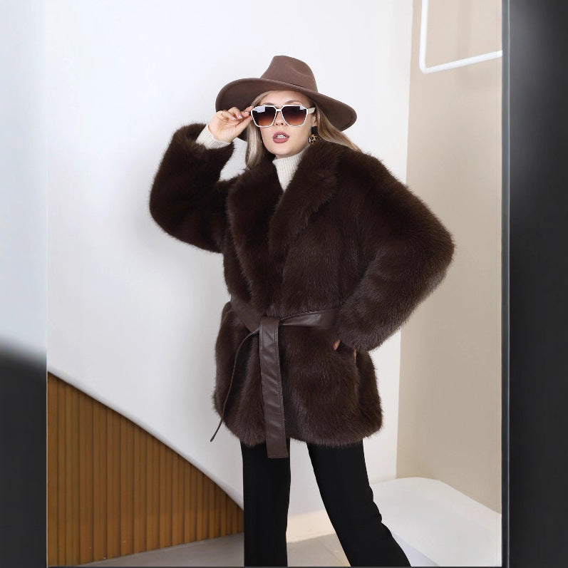 Damen Kurzmantel aus dichtem Hochflor mit Leder‑Bindegürtel und weitem Schalkragen Nord Taschen