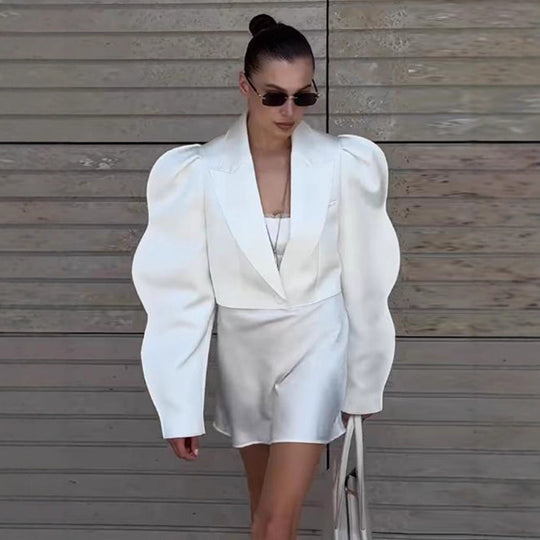 Damen Skulpturaler Cropped-Blazer mit dramatischen Ballonärmeln Nord Taschen