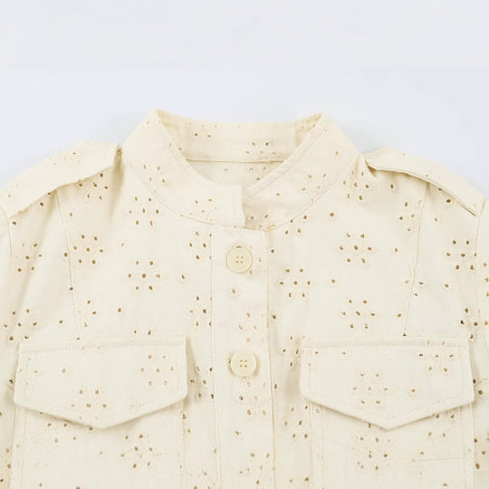 Damen Kurze Broderie‑Anglaise Jacke im Utilitarstil mit Stehkragen und Pattentaschen Nord Taschen