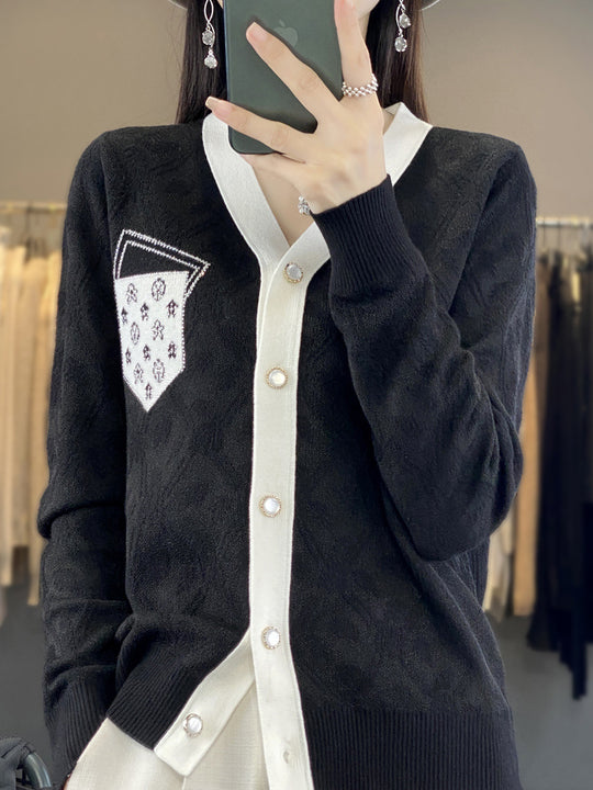 Damen Kurzgeschnittener V‑Neck-Cardigan mit Perlmuttknöpfen und kontrastierter Brusttasche Nord Taschen