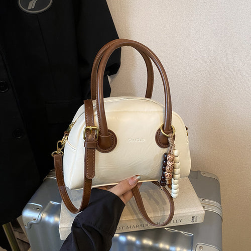 Damen trendige Handtasche mit abnehmbaren Tragegriffen und dekorativem Anhänger Nord Taschen