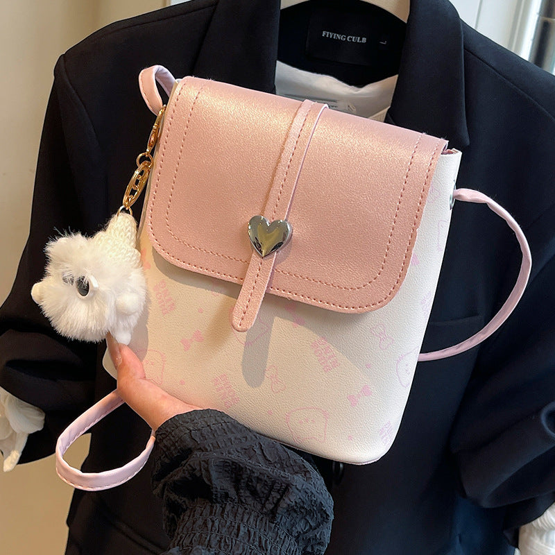 Damen Mini Umhängetasche mit herzerfrischendem Design und kuscheligem Anhänger Nord Taschen