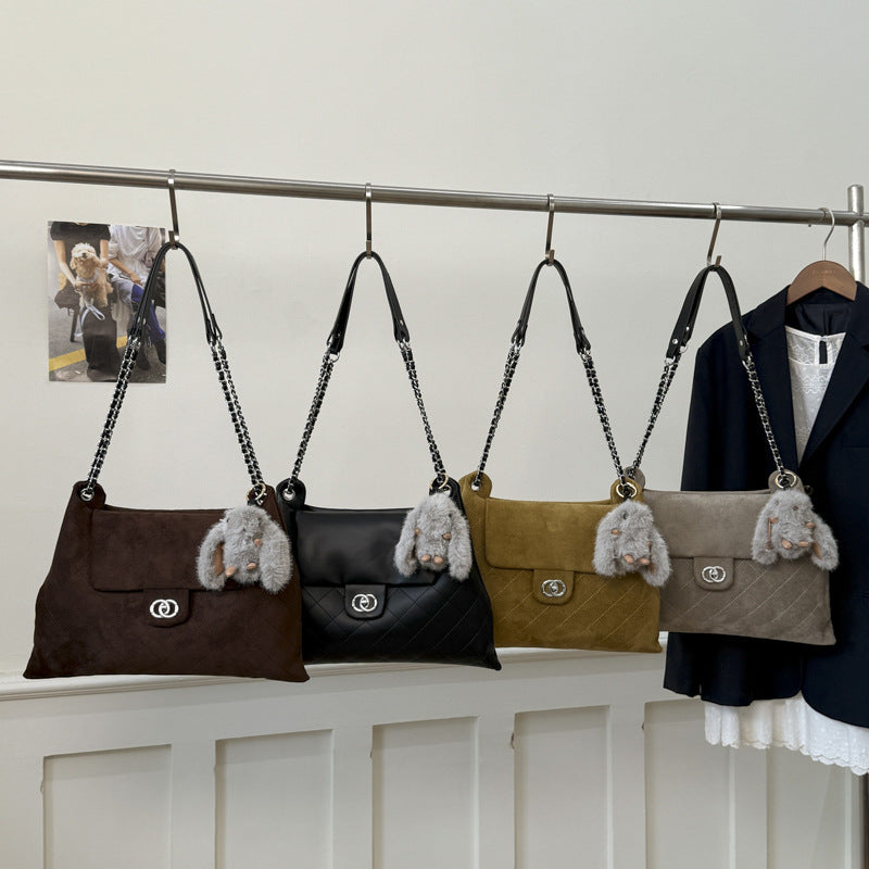 Damen modische Handtasche mit elegantem gestepptem Design und verspieltem Anhänger Nord Taschen