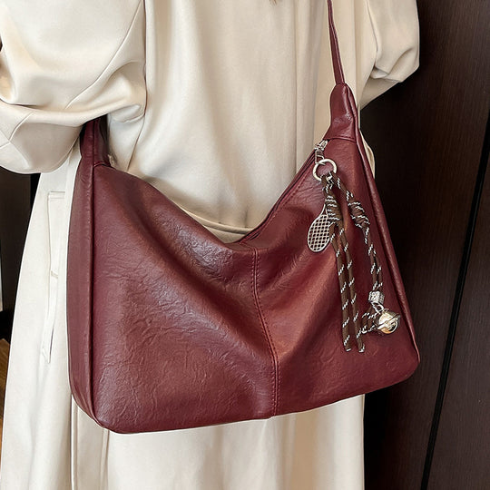 Damen Hobo-Tasche aus weichem Kunstleder mit dekorativen Anhängern Nord Taschen