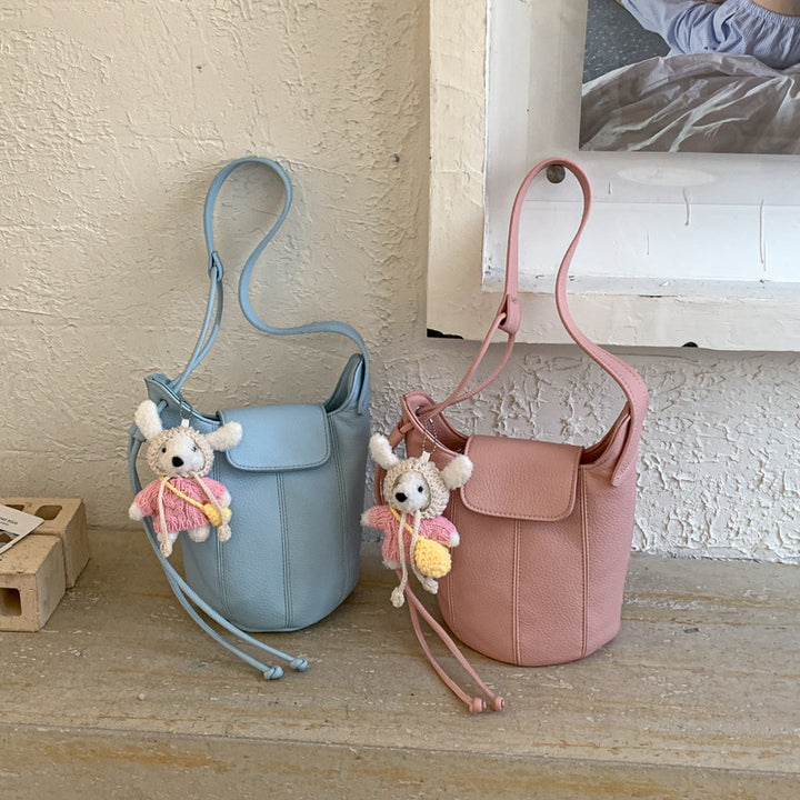 Damen Handtasche mit verspieltem Tieranhänger Nord Taschen