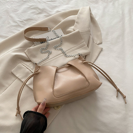Damen modische Umhängetasche mit eleganten Kettenakzenten Nord Taschen