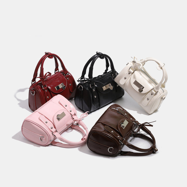 Damen Handtasche im eleganten, glänzenden Stil mit dekorativem Anhänger Nord Taschen