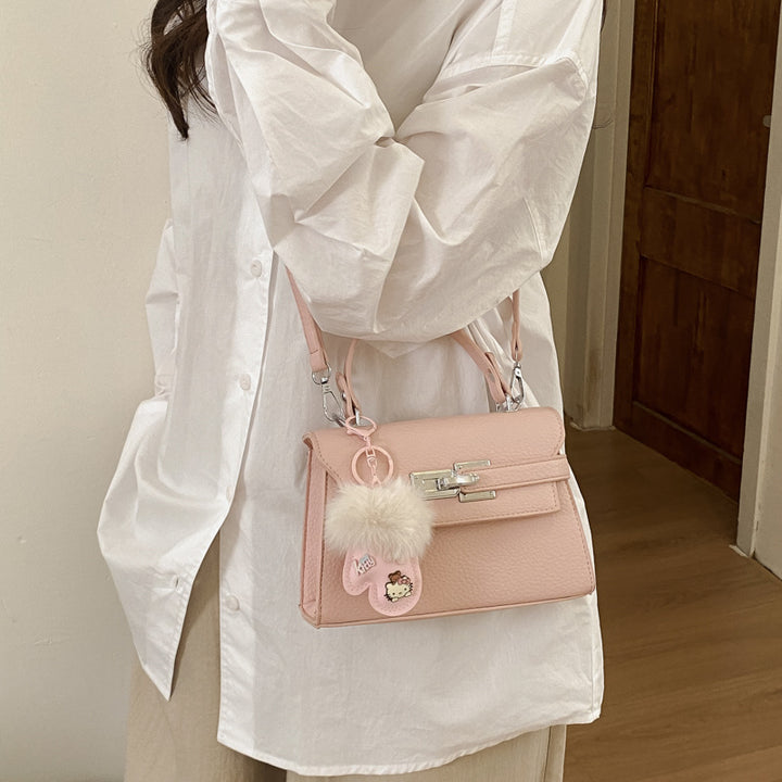 Damen elegante Handtasche mit hochwertiger Struktur und abnehmbarem Plüschanhänger Nord Taschen