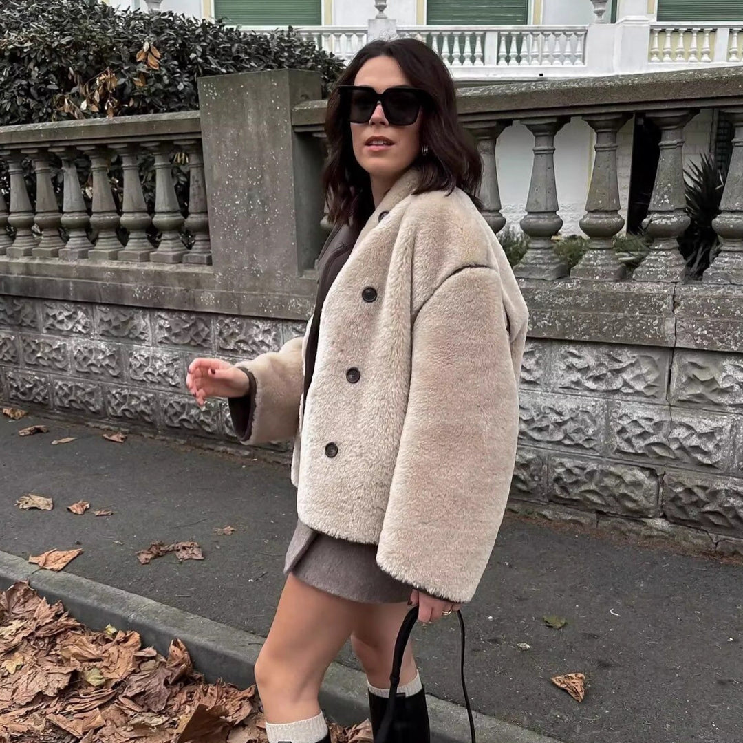 Damen Kurz geschnittener Oversize Teddy-Mantel mit Stehkragen und Kontrastpaspeln Nord Taschen