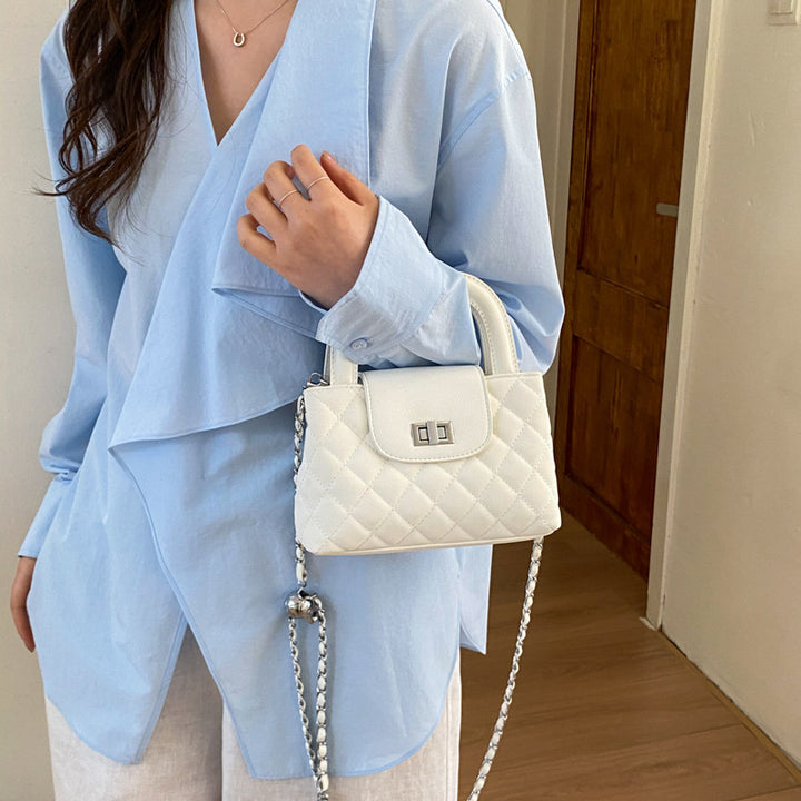 Damen Handtasche mit verspieltem Design und charmanten Anhänger Nord Taschen