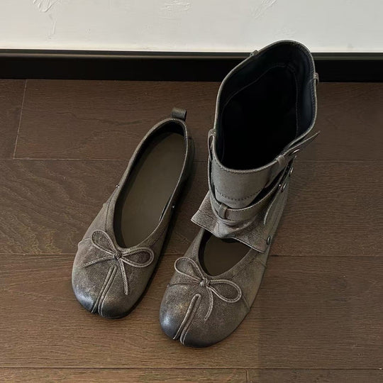Damen Tabi-inspirierte Veloursleder-Ballerina mit Kappnaht und Schleifen-Detail Nord Taschen