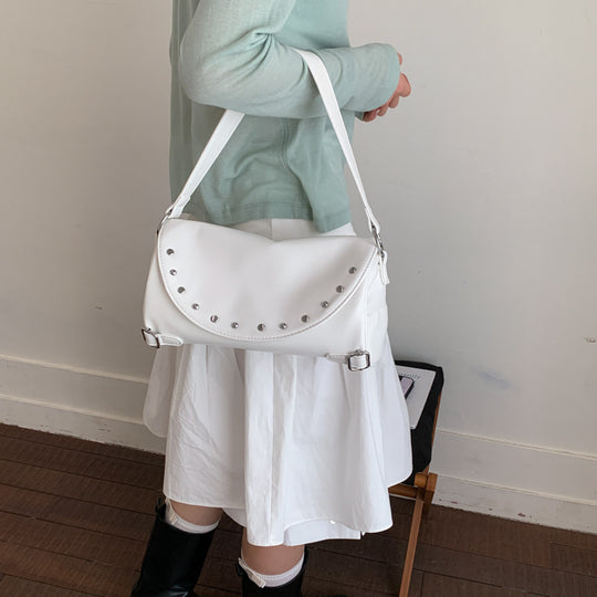Damen Hobo-Tasche mit modischen Nietenakzenten und praktischem Verschluss Nord Taschen