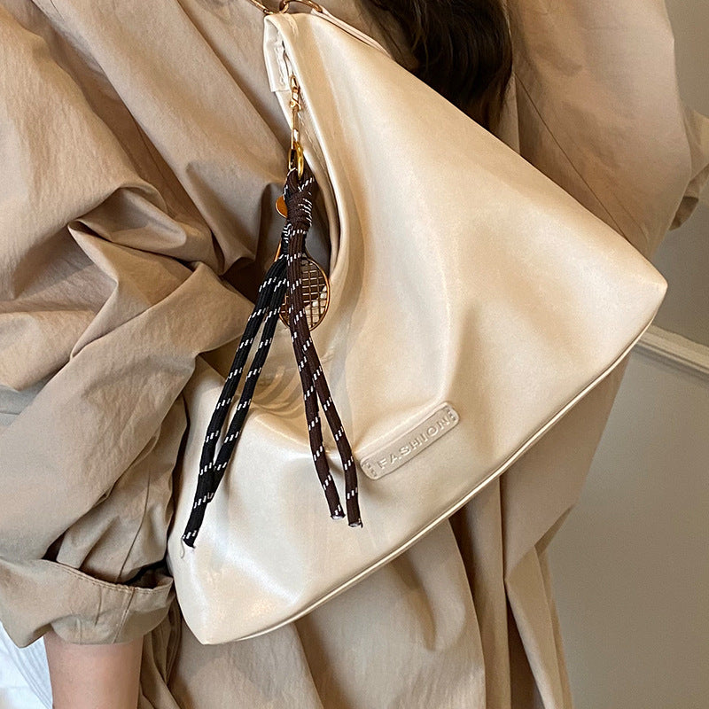 Damen Hobo-Tasche mit elegantem Design und dekorativem Quastenanhänger Nord Taschen