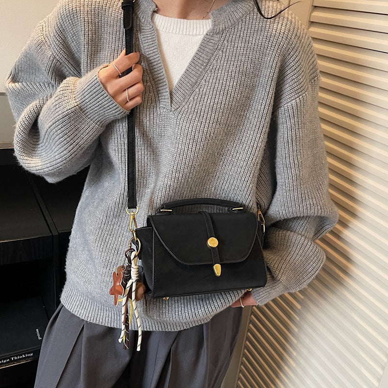 Damen Handtasche mit verspieltem Design und charmantem Anhänger Nord Taschen