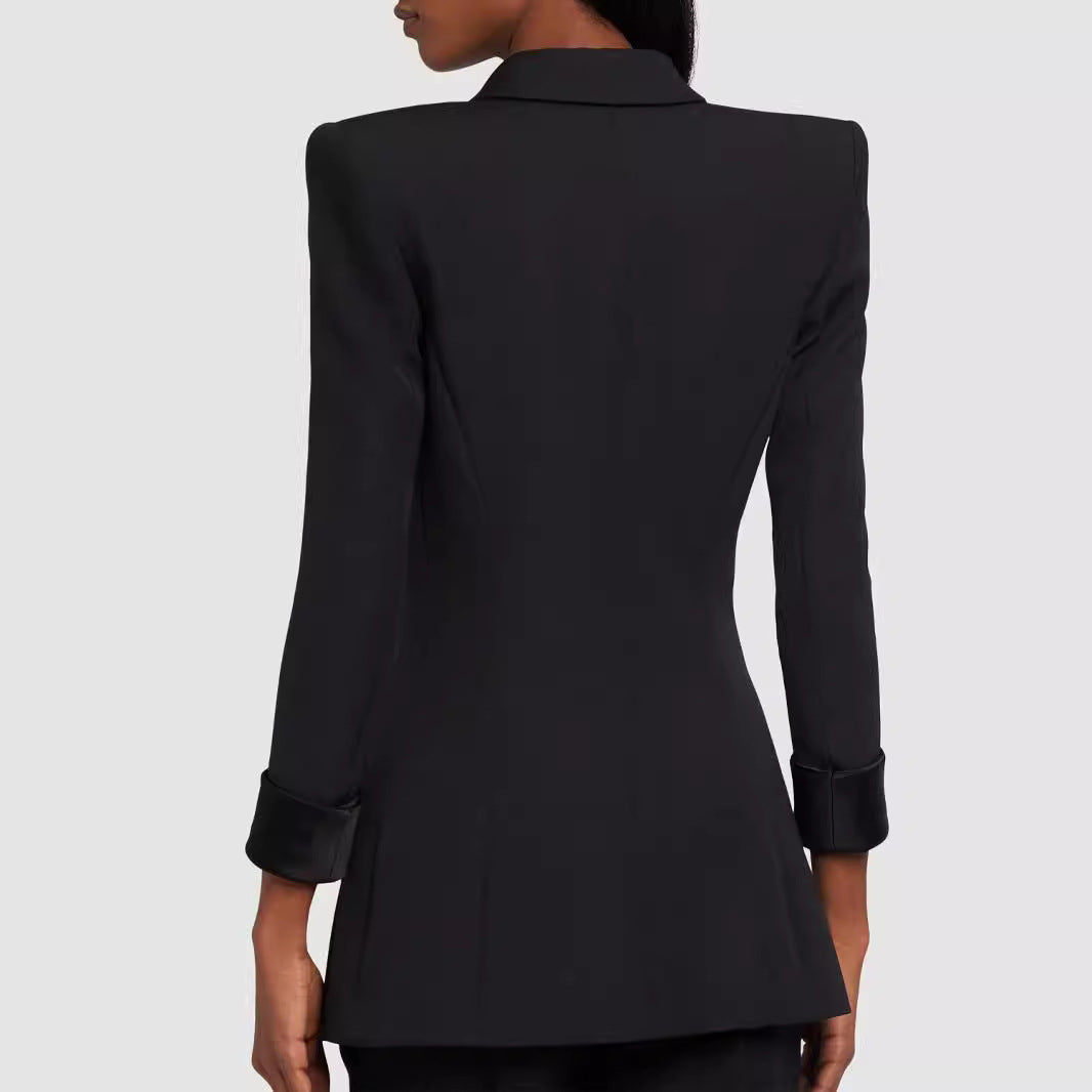 Damen Taillierter Smoking‑Blazer mit Satin‑Schalkragen und dekorativen Medaillonknöpfen Nord Taschen