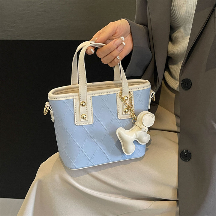 Damen Mini-Tasche mit gestepptem Design und abnehmbarem Anhänger | Nord Taschen