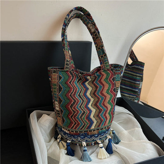 Damen Jute-Tragetasche mit modernem Ethnodruck und trendigen Quasten Nord Taschen