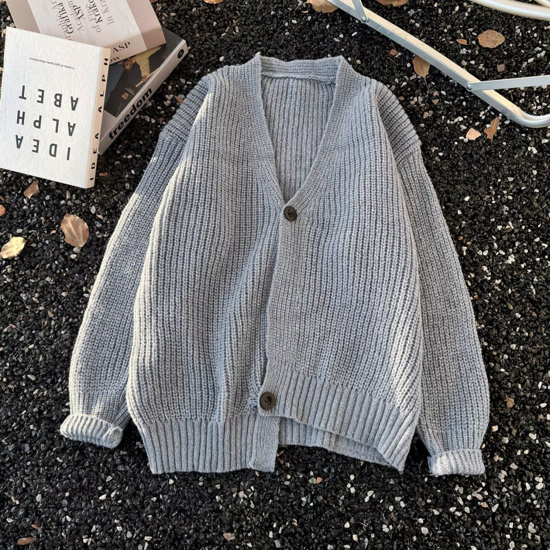 Unisex Grobstrick-Cardigan im Oversize-Schnitt mit tiefem V-Ausschnitt und markanter Knopfleiste Nord Taschen