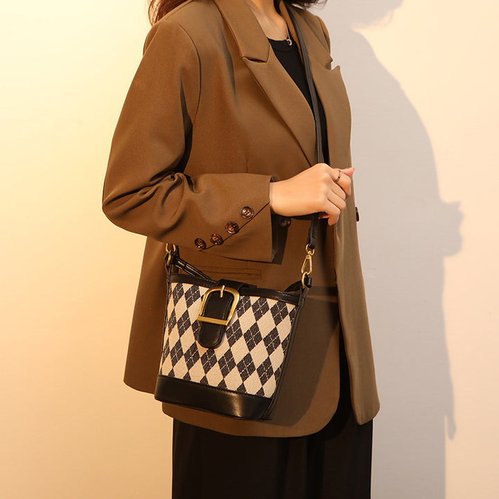 Damen Umhängetasche mit modernem Karomuster und eleganter Schnalle Nord Taschen