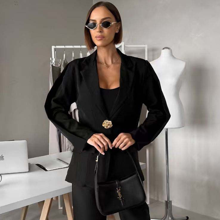 Damen Taillierter Ein-Knopf-Blazer mit floralem Dekoverschluss und Klappentaschen Nord Taschen