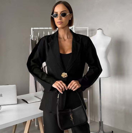 Damen Taillierter Ein-Knopf-Blazer mit floralem Dekoverschluss und Klappentaschen Nord Taschen