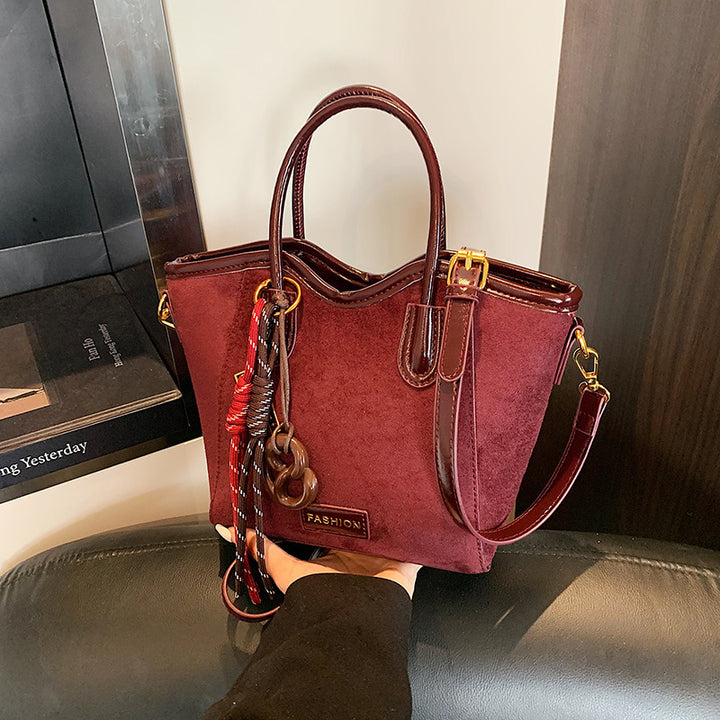 Damen modische Handtasche im eleganten Design mit verspieltem Anhänger Nord Taschen