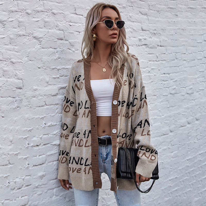Damen Oversize-Strickcardigan mit Buchstabenjacquard, tiefem V‑Ausschnitt und Knopfleiste Nord Taschen
