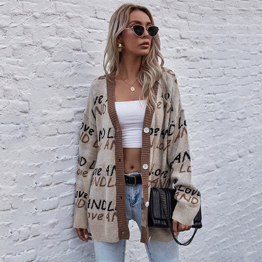 Damen Oversize-Strickcardigan mit Buchstabenjacquard, tiefem V‑Ausschnitt und Knopfleiste Nord Taschen