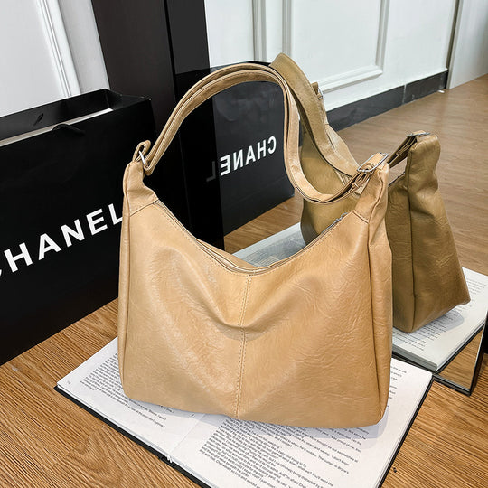 Damen Hobo-Tasche aus weichem Kunstleder mit dekorativen Anhängern Nord Taschen