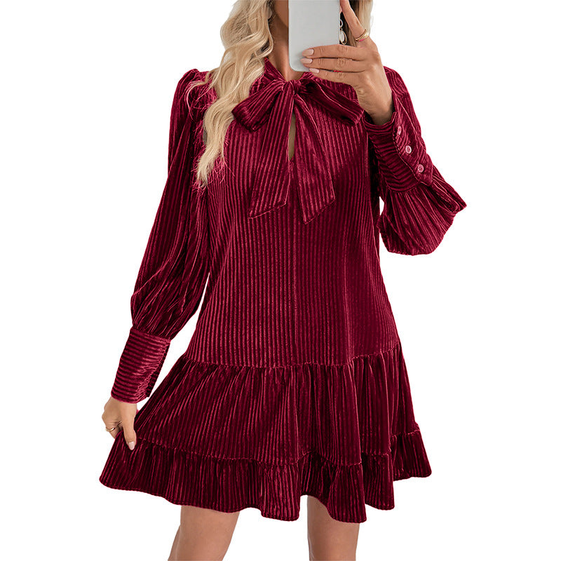 Damen Samtkleid mit Plissee‑Struktur, Schleifenkragen und Stufenrock Nord Taschen
