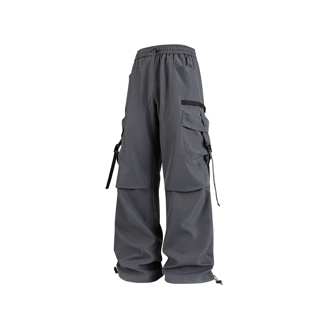 Herren Weite Cargo-Hose mit Multifachtaschen, verstellbarem Tunnelzugbund und modularen Gurt‑Details Nord Taschen