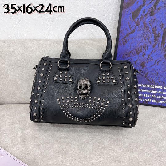 Damen Handtasche mit auffälligen Nieten und klassischer Totenkopf-Applikation Nord Taschen