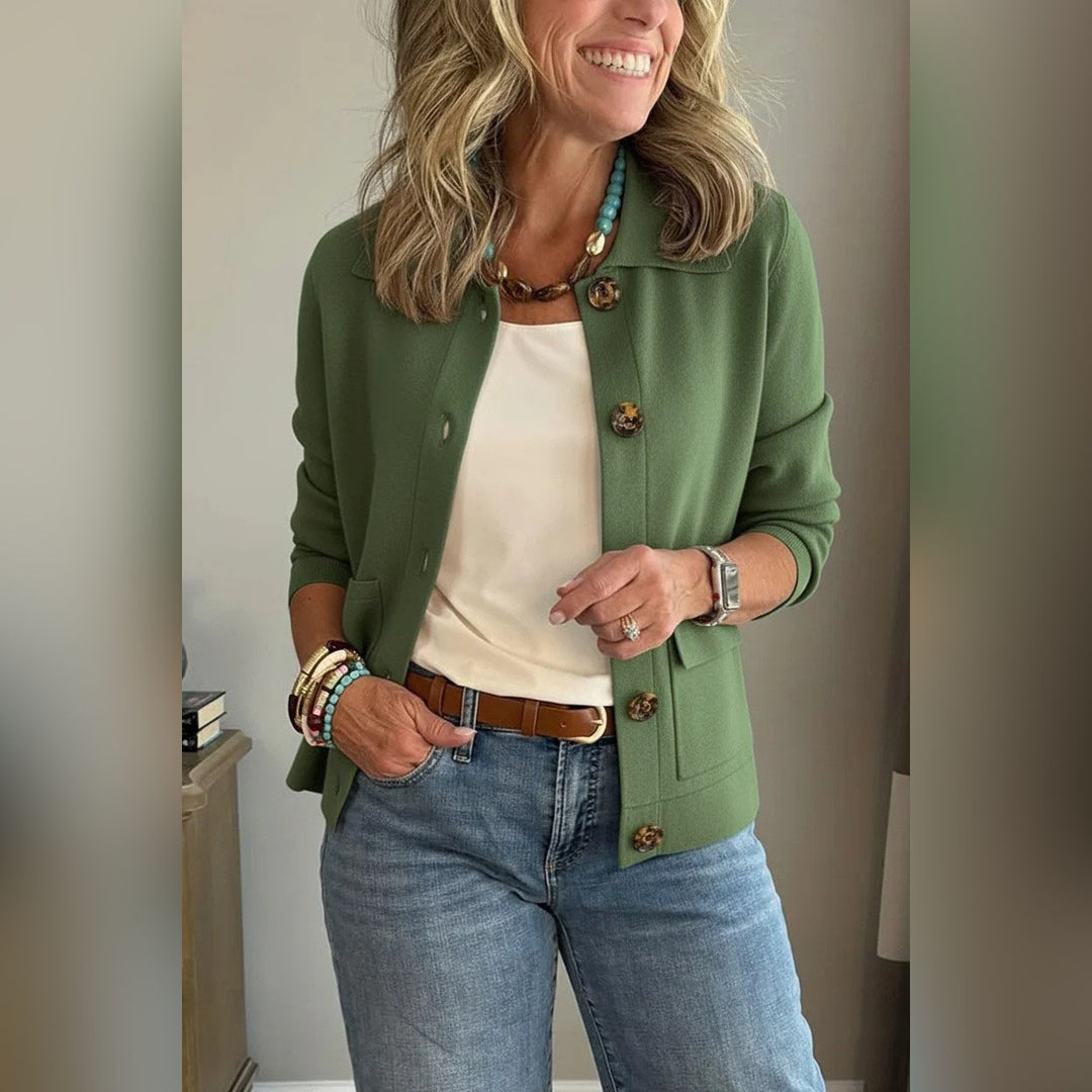 Damen Kurzstrickjacke mit Hemdkragen, aufgesetzten Taschen und Hornknöpfen Nord Taschen
