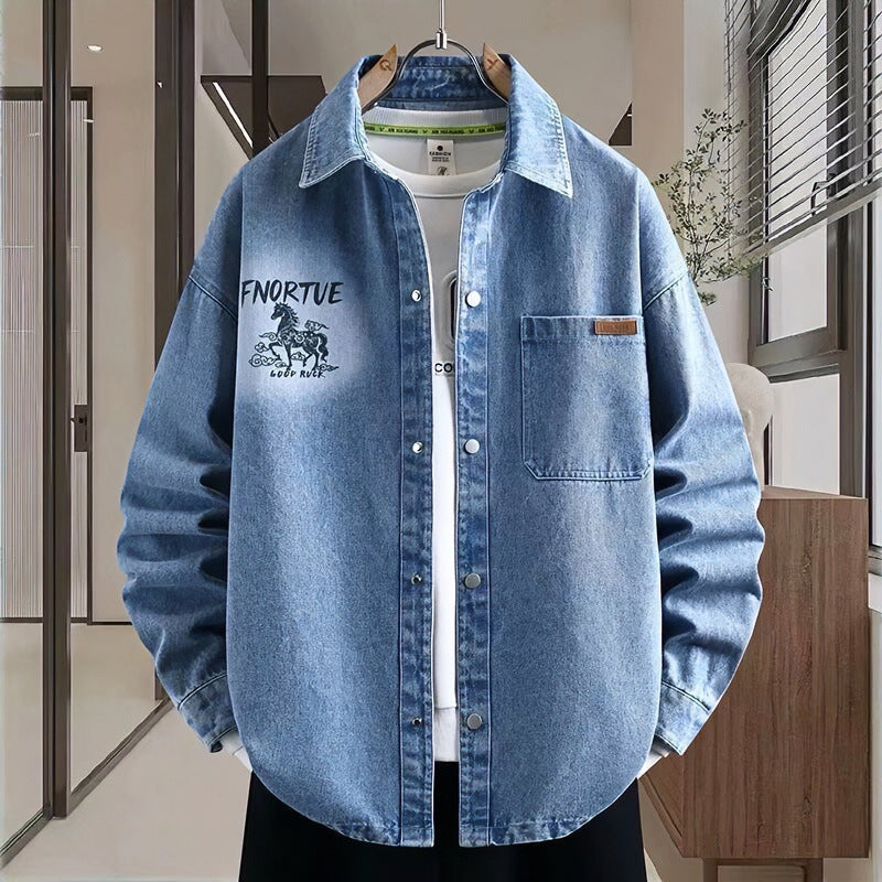 Herren Locker geschnittene Denim-Hemdenjacke mit künstlerischem Rückenprint und Overshirt-Schnitt Nord Taschen