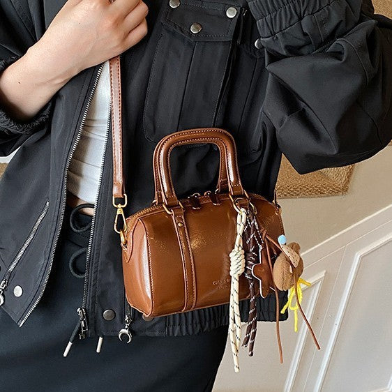 Damen modische Handtasche mit niedlichem Anhänger Nord Taschen