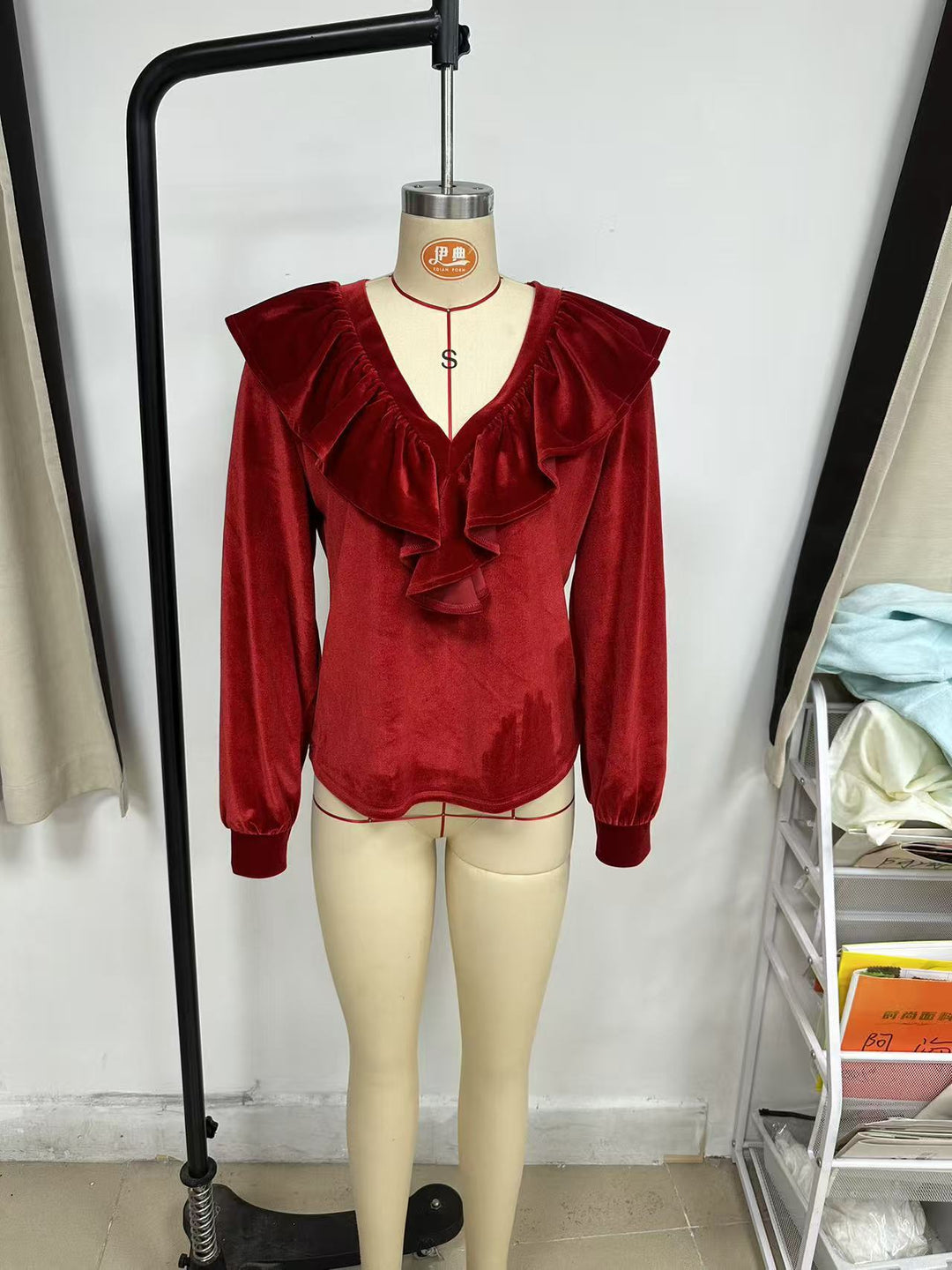 Damen Rüschige V-Ausschnitt-Bluse aus Chiffon mit Volantkragen und elastischen Manschetten Nord Taschen