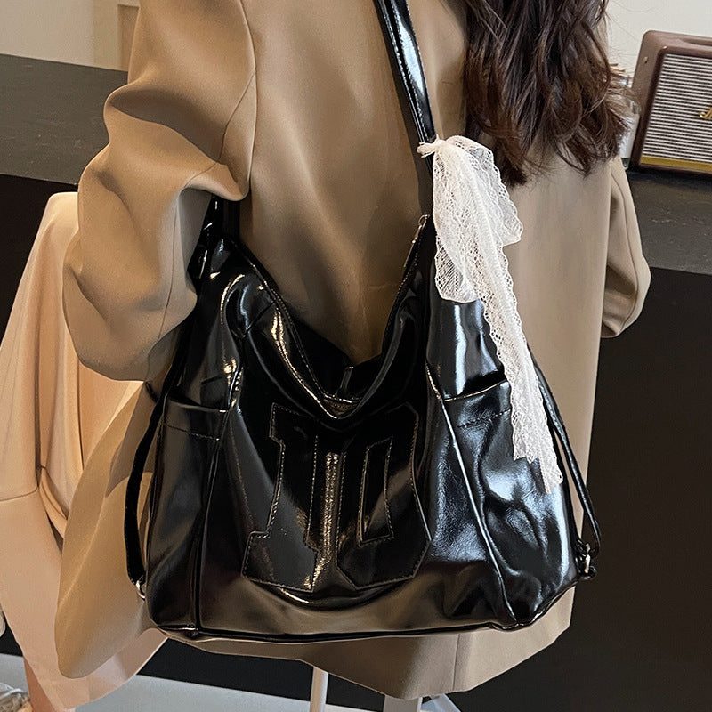 Damen Hobo-Tasche mit glänzendem Obermaterial und dekorativem Kordelzug Nord Taschen