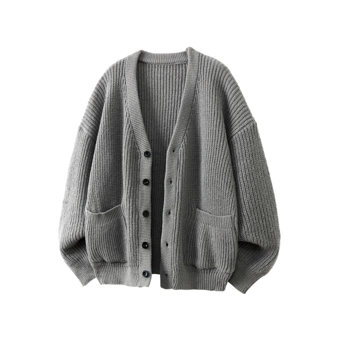 Unisex Oversize Grobstrick-Cardigan mit V-Ausschnitt, Knopfleiste und aufgesetzten Taschen Nord Taschen