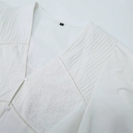 Damen Bestickte V‑Ausschnitt Bluse mit Kellerfaltenpasse und Ballonärmeln Nord Taschen