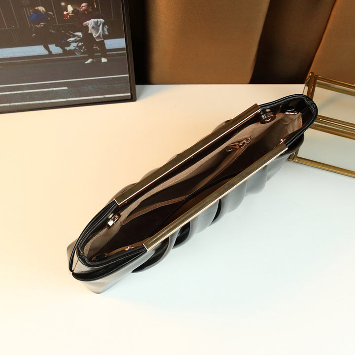 Damen Clutch mit luxuriösem Faltendesign und schimmernder Oberfläche Nord Taschen