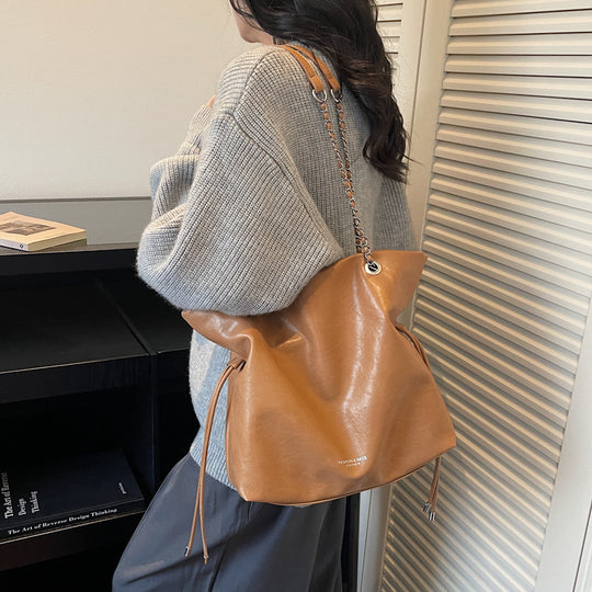 Damen Hobo-Tasche aus hochwertigem Kunstleder mit dekorativem Kettenakzent Nord Taschen