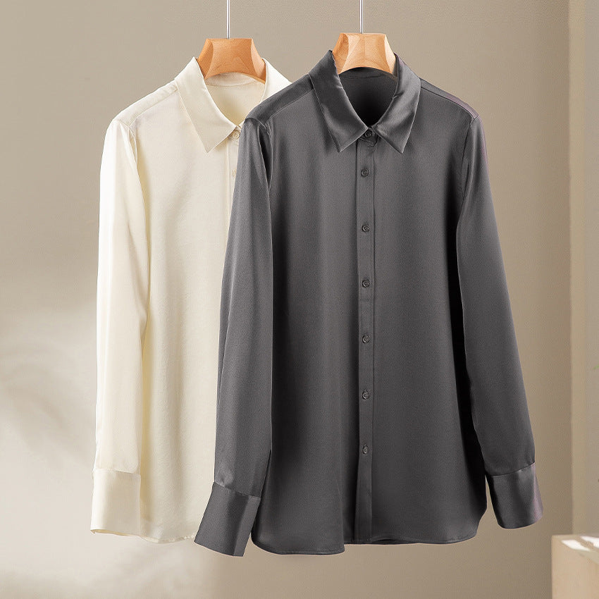 Damen Seidenähnliche Bluse mit klassischem Hemdkragen, durchgehender Knopfleiste und verlängerten Manschetten Nord Taschen