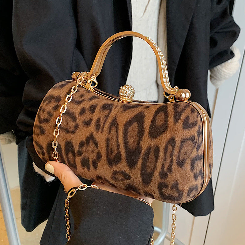 Damen Handtasche mit elegantem Leopardenmuster und wertvollen Details Nord Taschen