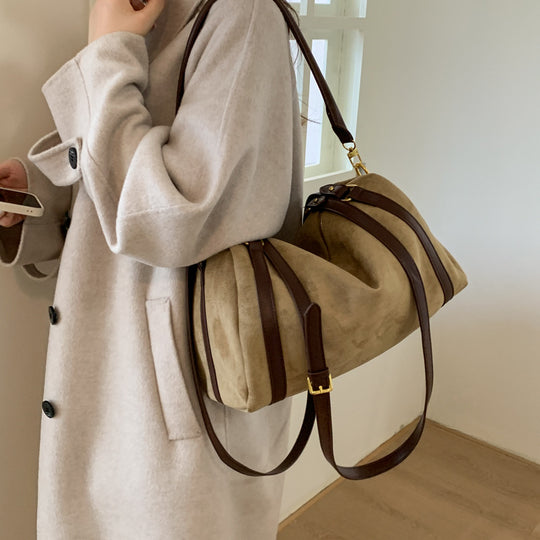 Damen Schultertasche aus weichem Wildleder mit eleganten Details Nord Taschen
