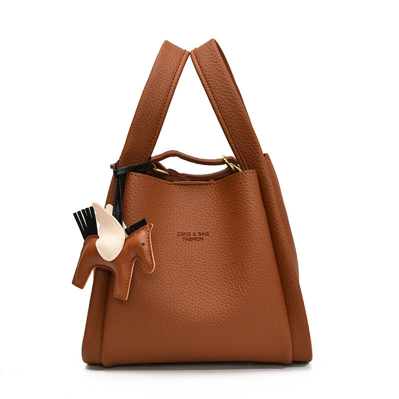 Damen Handtasche mit charmantem Tieranhänger und stilvollem Design Nord Taschen
