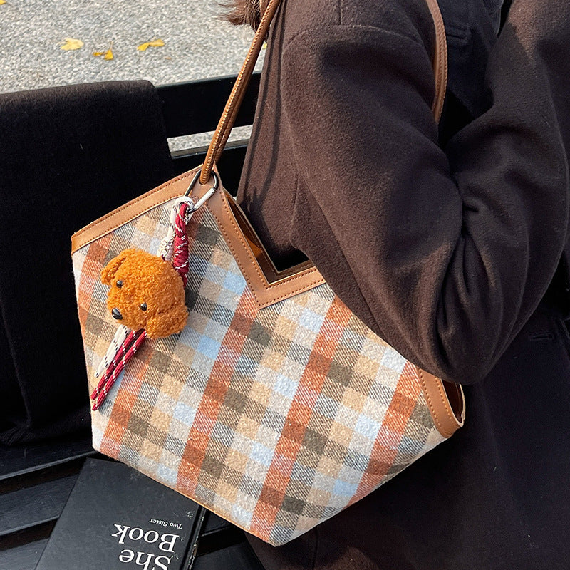 Damen Tragetasche mit lässigem Karo-Design und verspieltem Anhänger Nord Taschen