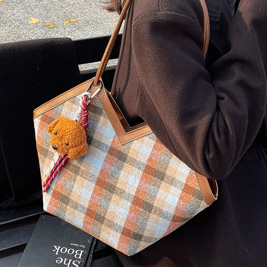 Damen Tragetasche mit lässigem Karo-Design und verspieltem Anhänger Nord Taschen